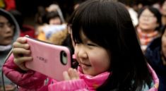 Çin'de telefonla oynayan iki yaşındaki çocuk görme kaybına uğradı!(1)