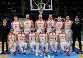 Çin'in ev sahipliği yapacağı 2019 FIBA Dünya Kupası'nda mücadele edecek A Milli Erkek Basketbol Takımı, organizasyonun son hazırlık maçlarını bu ülkede oynayacak. İstanbul'daki son antrenmanını bu akşam gerçekleştirecek milli takım, 21 Ağustos Çarşamba günü saat 01.25'te Çin'e gidecek ve organizasyon öncesi son turnuva maçlarını yapacak. İstanbul Havalimanı'ndan kalkacak uçakla Şanghay'a gidecek milli takım, buradan Suzhou kentine geçecek. Suzhou'da 23-27 Ağustos tarihlerinde düzenlenecek Atla Challenge Turnuvası'na katılacak milliler, bu karşılaşmaların ardından Dünya Kupası'nda grup maçlarını oynayacağı Şanghay'a dönecek. Milli takım, 31 Ağustos-15 Eylül tarihleri arasında gerçekleştirilecek 2019 FIBA Dünya Kupası'nda E Grubu'nda ABD, Japonya ve Çekya ile karşı karşıya gelecek.